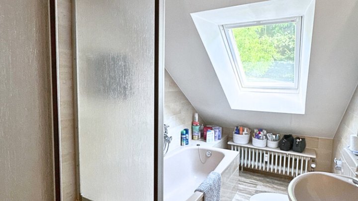 Uni-Nähe: Schöne 3 1/2 ZKB-Wohnung mit Kamin & Loggia, zentral in Saarbrücken-Scheidt