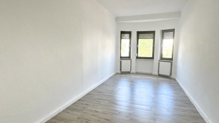 Helle renovierte 4-ZKB Wohnung mit Balkon in verkehrsgünstiger Lage