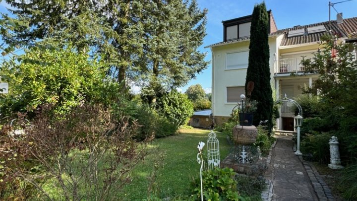Gepflegtes 2-3 Familienhaus mit Garten + Garage, sofort verfügbar