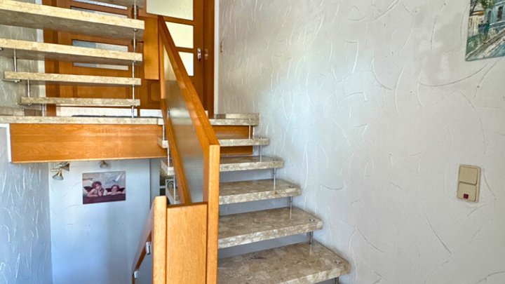Gepflegtes 2-3 Familienhaus mit Garten + Garage, sofort verfügbar