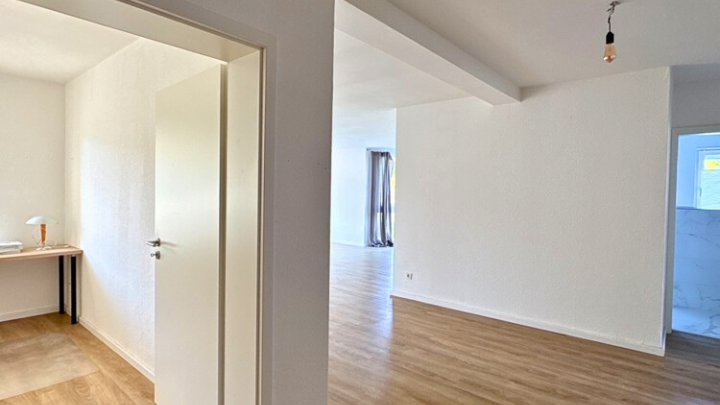 Gepflegtes 2-3 Familienhaus mit Garten + Garage, sofort verfügbar