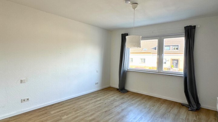 Gepflegtes 2-3 Familienhaus mit Garten + Garage, sofort verfügbar