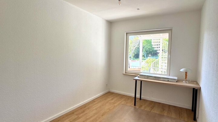 Gepflegtes 2-3 Familienhaus mit Garten + Garage, sofort verfügbar