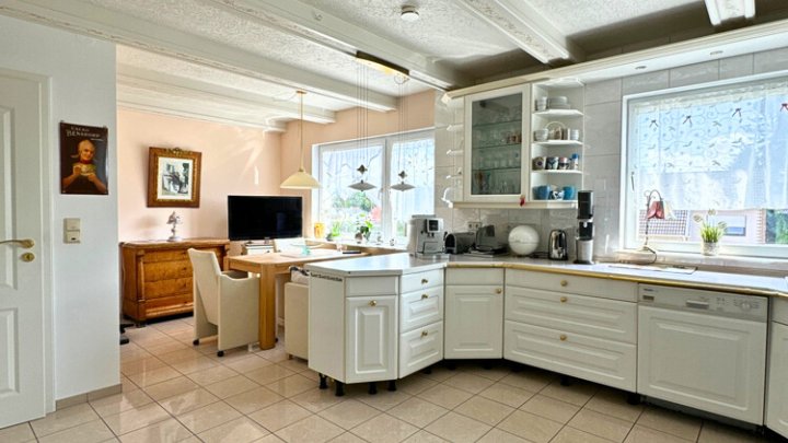 Gepflegtes 2-3 Familienhaus mit Garten + Garage, sofort verfügbar
