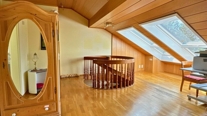 Gepflegtes 2-3 Familienhaus mit Garten + Garage, sofort verfügbar