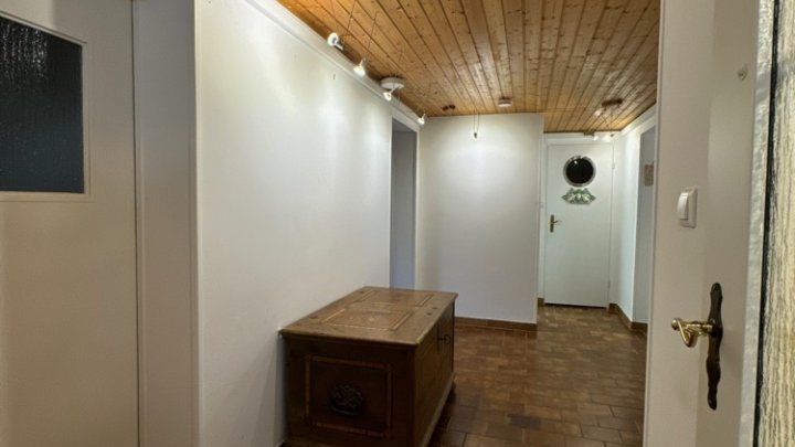 Gepflegtes 2-3 Familienhaus mit Garten + Garage, sofort verfügbar