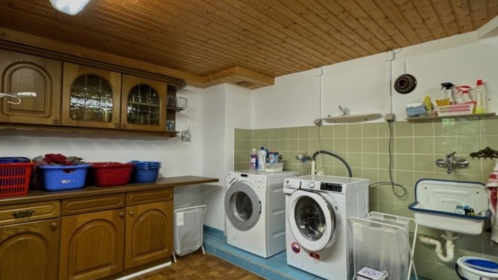 Gepflegtes 2-3 Familienhaus mit Garten + Garage, sofort verfügbar