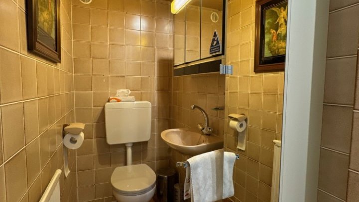 Gepflegtes 2-3 Familienhaus mit Garten + Garage, sofort verfügbar