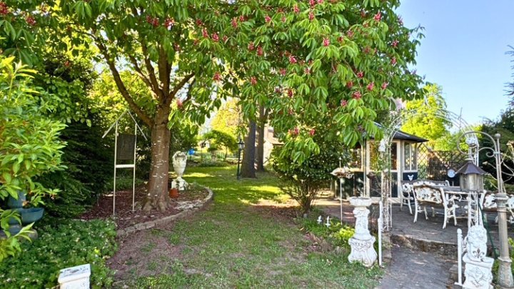 Gepflegtes 2-3 Familienhaus mit Garten + Garage, sofort verfügbar