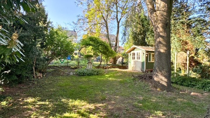 Gepflegtes 2-3 Familienhaus mit Garten + Garage, sofort verfügbar