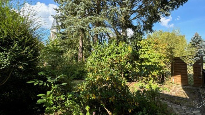 Gepflegtes 2-3 Familienhaus mit Garten + Garage, sofort verfügbar