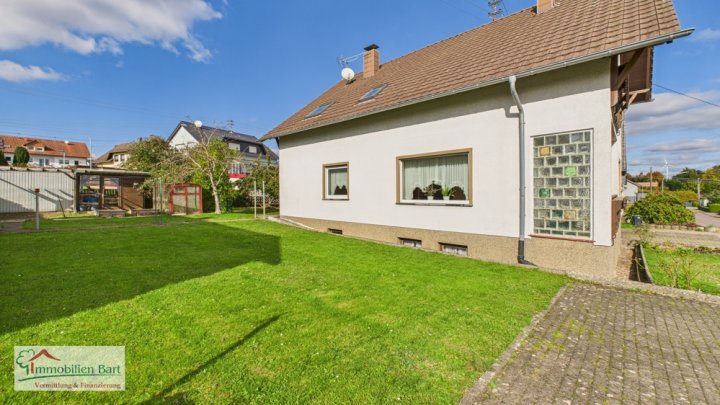 GRENZNÄHE: FREISTND. WOHNHAUS / 200 M² WFL. / GARTEN + GARAGE IN TOP WOHNLAGE