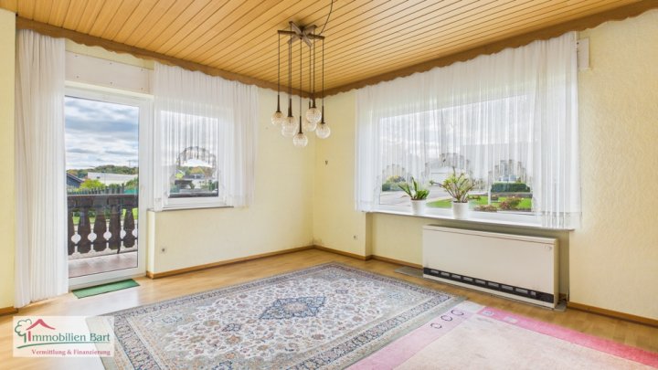GRENZNÄHE: FREISTND. WOHNHAUS / 200 M² WFL. / GARTEN + GARAGE IN TOP WOHNLAGE