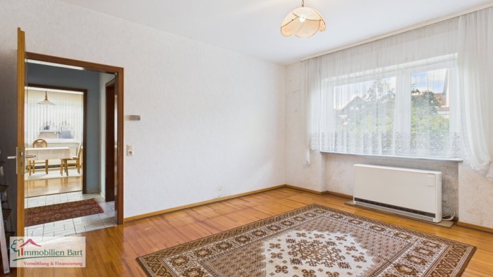 GRENZNÄHE: FREISTND. WOHNHAUS / 200 M² WFL. / GARTEN + GARAGE IN TOP WOHNLAGE