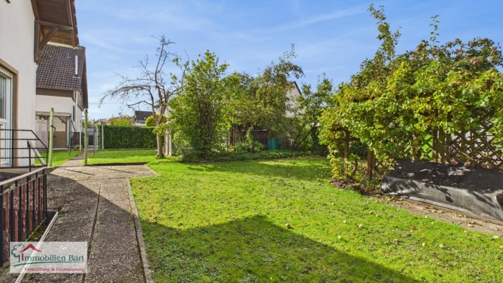 GRENZNÄHE: FREISTND. WOHNHAUS / 200 M² WFL. / GARTEN + GARAGE IN TOP WOHNLAGE