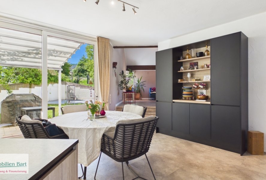 Esszimmer mit Zugang zur Terrasse