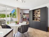 Esszimmer mit Zugang zur Terrasse