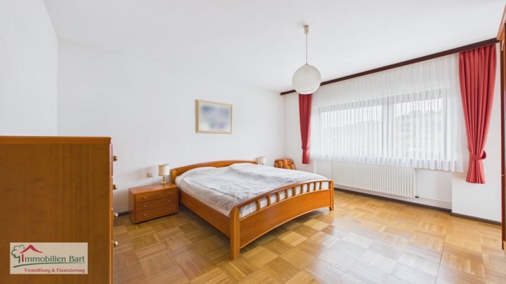 LOSHEIM: NATUR PUR! GEPFLEGTES WOHNHAUS MIT 2 GARAGEN IN TOP WOHNLAGE AM ORTSRAND!