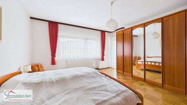LOSHEIM: NATUR PUR! GEPFLEGTES WOHNHAUS MIT 2 GARAGEN IN TOP WOHNLAGE AM ORTSRAND!