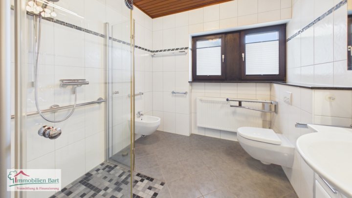 LOSHEIM: NATUR PUR! GEPFLEGTES WOHNHAUS MIT 2 GARAGEN IN TOP WOHNLAGE AM ORTSRAND!