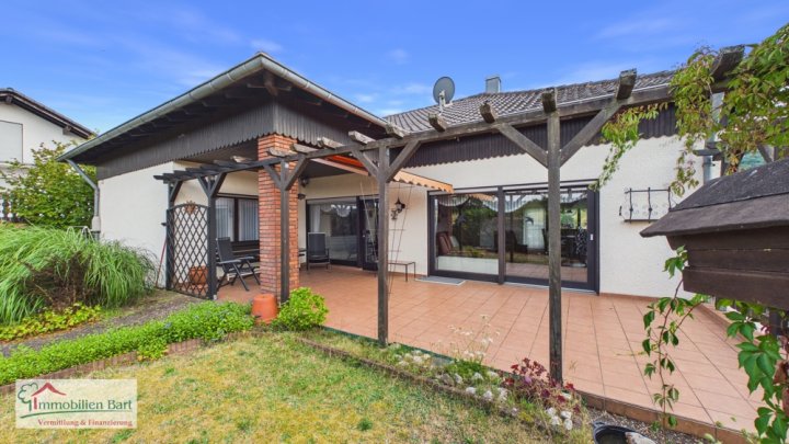 LOSHEIM: NATUR PUR! GEPFLEGTES WOHNHAUS MIT 2 GARAGEN IN TOP WOHNLAGE AM ORTSRAND!