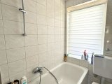 Bad mit Wanne und Fenster