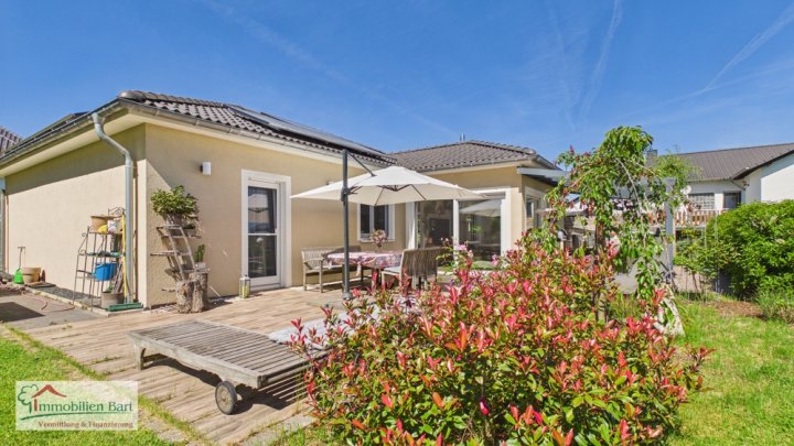 TRAUMHAUS IN WEISKIRCHEN: BUNGALOW MIT 3 SZ / 2 GARAGEN / TOLLER GARTEN!