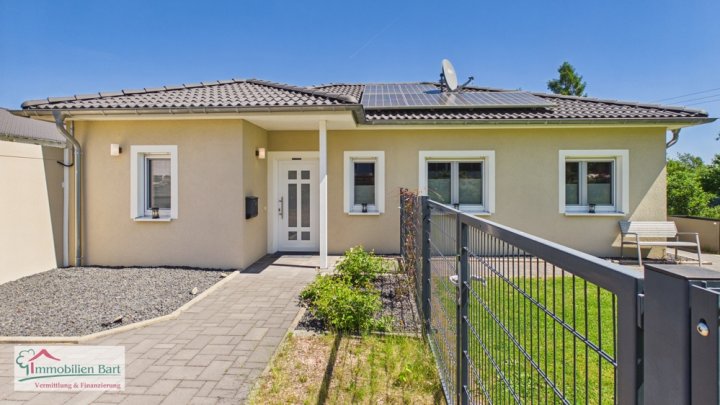 TRAUMHAUS IN WEISKIRCHEN: BUNGALOW MIT 3 SZ / 2 GARAGEN / TOLLER GARTEN!