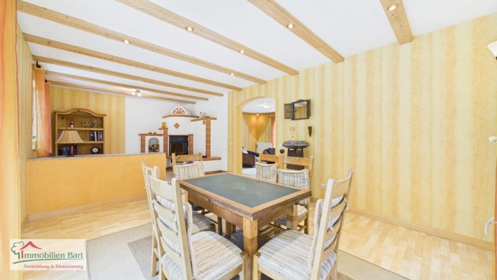 GROßES WOHNHAUS MIT POOL UND EIGENEM WALD IN WADERN-NOSWENDEL
