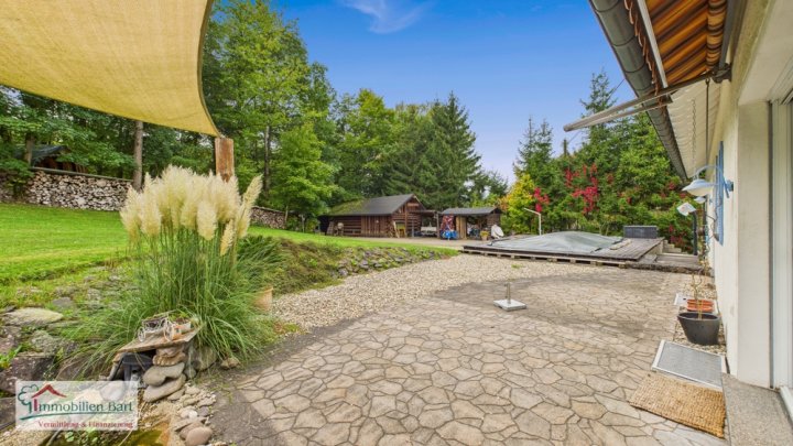 GROßES WOHNHAUS MIT POOL UND EIGENEM WALD IN WADERN-NOSWENDEL