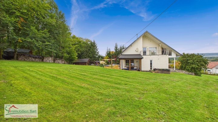 GROßES WOHNHAUS MIT POOL UND EIGENEM WALD IN WADERN-NOSWENDEL