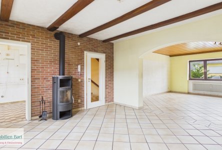 Esszimmer mit Zugang zur Terrasse 