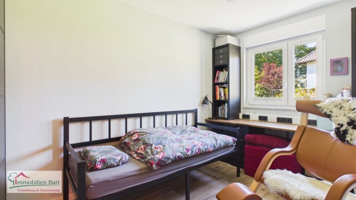 WEISKIRCHEN-RAPPWEILER: BUNGALOW MIT 3 SZ / 2 GARAGEN / TOLLER GARTEN!
