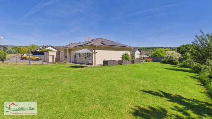 WEISKIRCHEN-RAPPWEILER: BUNGALOW MIT 3 SZ / 2 GARAGEN / TOLLER GARTEN!