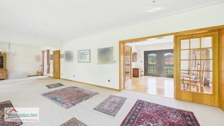 SONNIGE UND RUHIGE LAGE IN FREMERSDORF:

4 SCHLAFZIMMER /  2 BALKONE / GARTEN /  TERRASSE / GARAGE