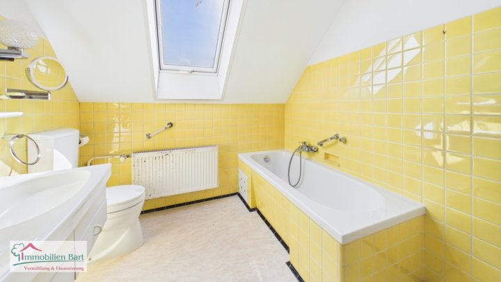 SONNIGE UND RUHIGE LAGE IN FREMERSDORF:

4 SCHLAFZIMMER /  2 BALKONE / GARTEN /  TERRASSE / GARAGE