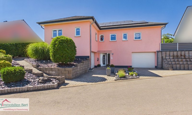 KASTEL-STAADT: BUNGALOW MIT 2 GARAGEN UND GARTEN IN TOP WOHNLAGE