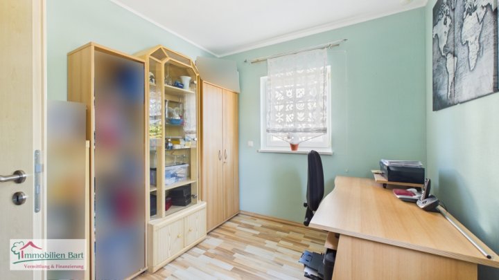 KASTEL-STAADT: BUNGALOW MIT 2 GARAGEN UND GARTEN IN TOP WOHNLAGE