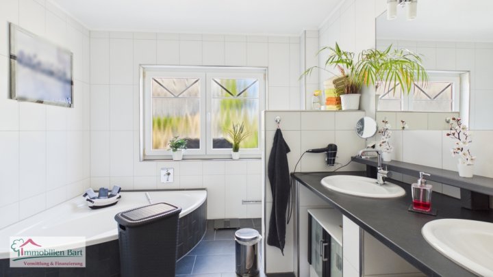 KASTEL-STAADT: BUNGALOW MIT 2 GARAGEN UND GARTEN IN TOP WOHNLAGE