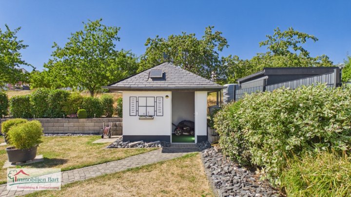 KASTEL-STAADT: BUNGALOW MIT 2 GARAGEN UND GARTEN IN TOP WOHNLAGE