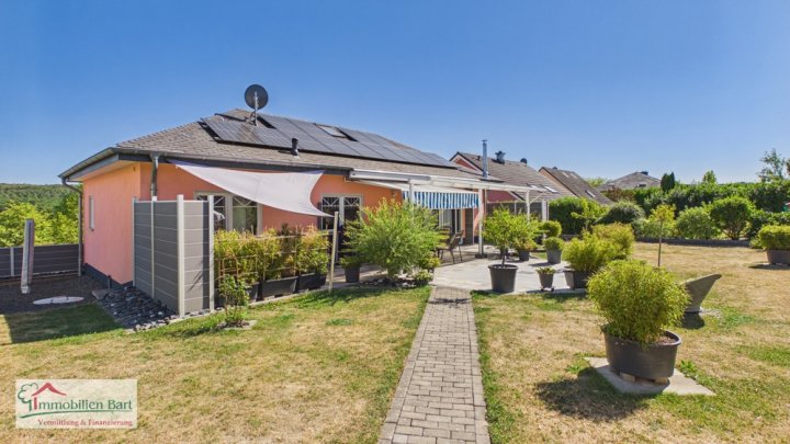 KASTEL-STAADT: BUNGALOW MIT 2 GARAGEN UND GARTEN IN TOP WOHNLAGE