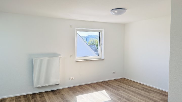 Modernisierte Dachgeschosswohnung im Erstbezug - 3-ZKB mit Einbauküche und Stellplatz in Rehlingen