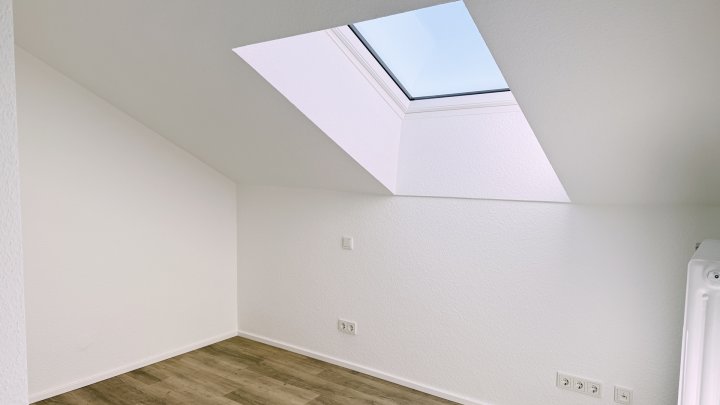 Modernisierte Dachgeschosswohnung im Erstbezug - 3-ZKB mit Einbauküche und Stellplatz in Rehlingen