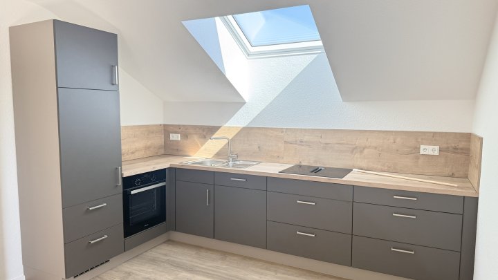 Modernisierte Dachgeschosswohnung im Erstbezug - 3-ZKB mit Einbauküche und Stellplatz in Rehlingen