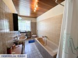 Badezimmer mit Dusche/Wanne
