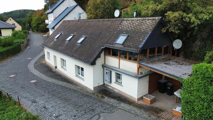 Charmantes Einfamilienhaus mit Garten und Entwicklungspotenzial in idyllischer Hunsrücklage