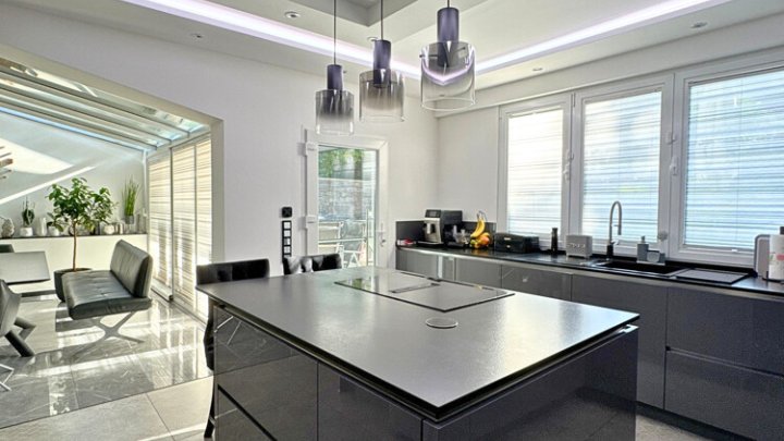 Wohnen + Arbeiten, luxuriös saniert auf über 324m² Gesamtfläche
