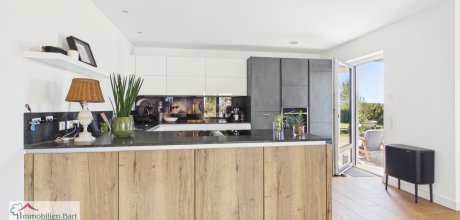 Küche mit Zugang zur Terrasse 