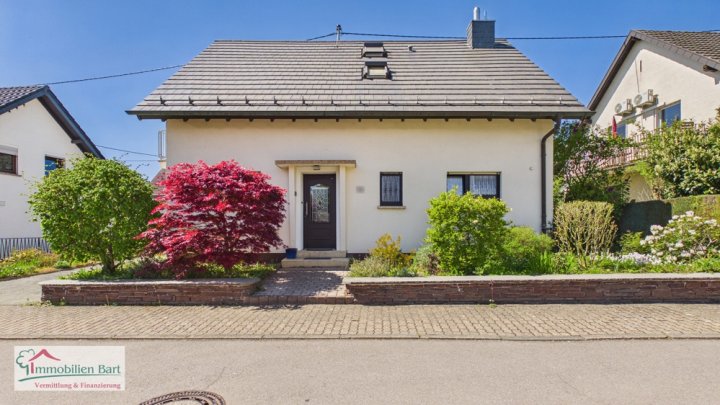 MERZIG-HILBRINGEN: CHARMANTES WOHNHAUS / PV-ANLAGE / GARTEN / GARAGE / TOP LAGE!