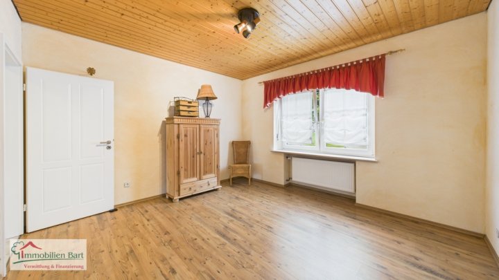 ZWEIFAMILIENHAUS MIT POOL, GROßEM GARTEN UND EIGENEM WALD